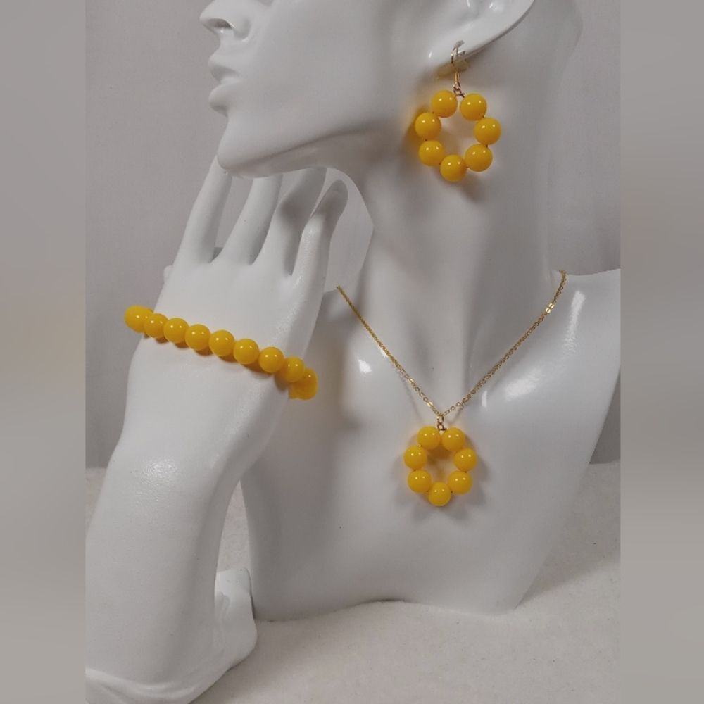 YELLOW BEADED NECKLACE, BRACELET AND EARRING 4PC SET.